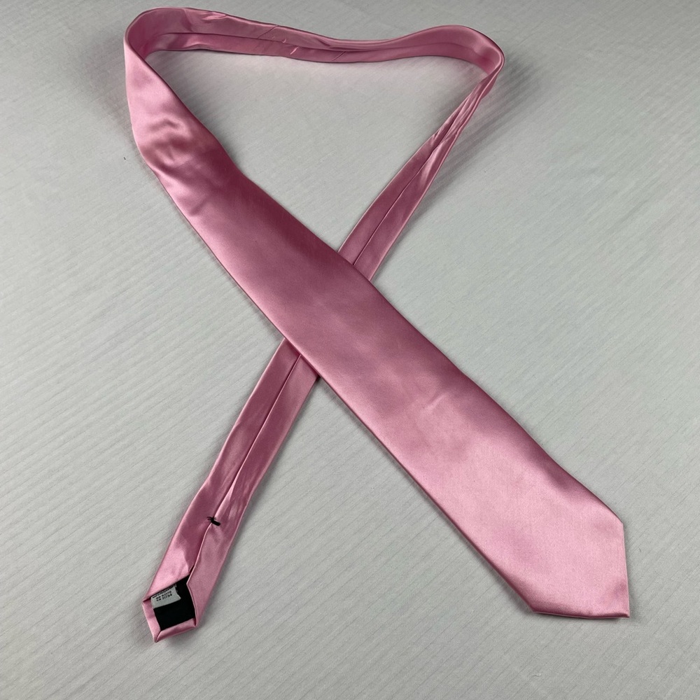 Geoffrey Beene 100% Polyester Pink Tie w/ 3.5 in. Width
